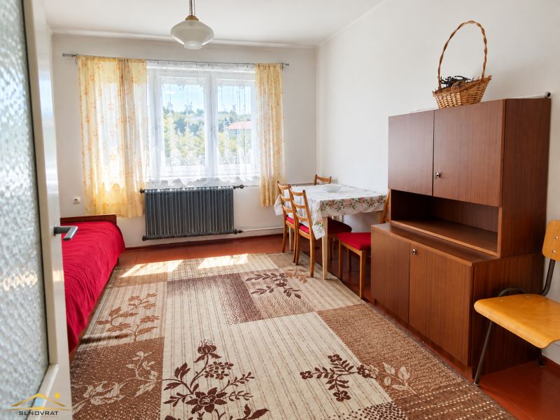 11_Izba_s_jedalenskym_stolom.jpg