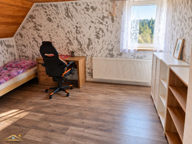 Svetlá podkrovná izba s pracovným kútom.png