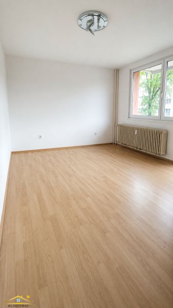 obývacia izba - pohľad od dverí.png
