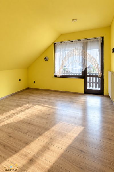 makov-potok-podkrovna-izba-balkon.jpg